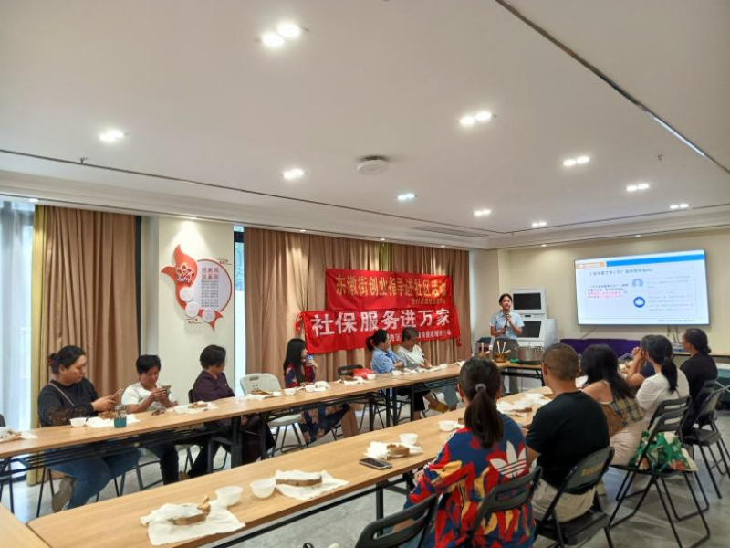 图:进社区 为群众答疑解惑.png