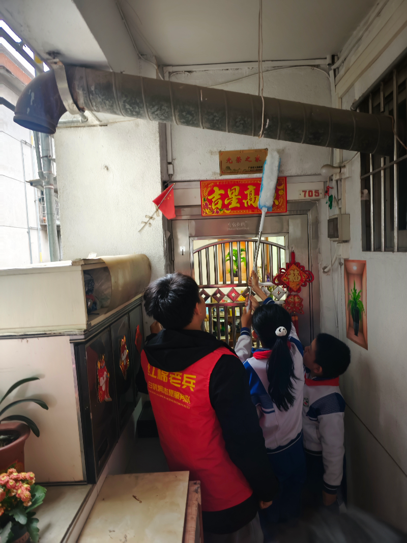 “擦拭光荣牌 传承红色魂”志愿服务活动3.jpg