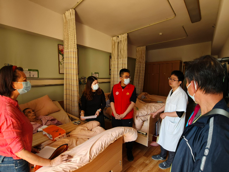（图：工作人员与主治医师了解郑叔病情）.jpg