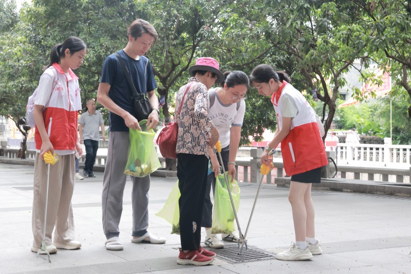 003 志愿者主动捡拾步道垃圾.jpg
