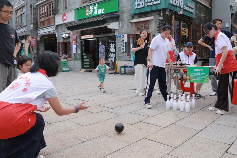 005 志愿者参与趣战保龄活动.jpg