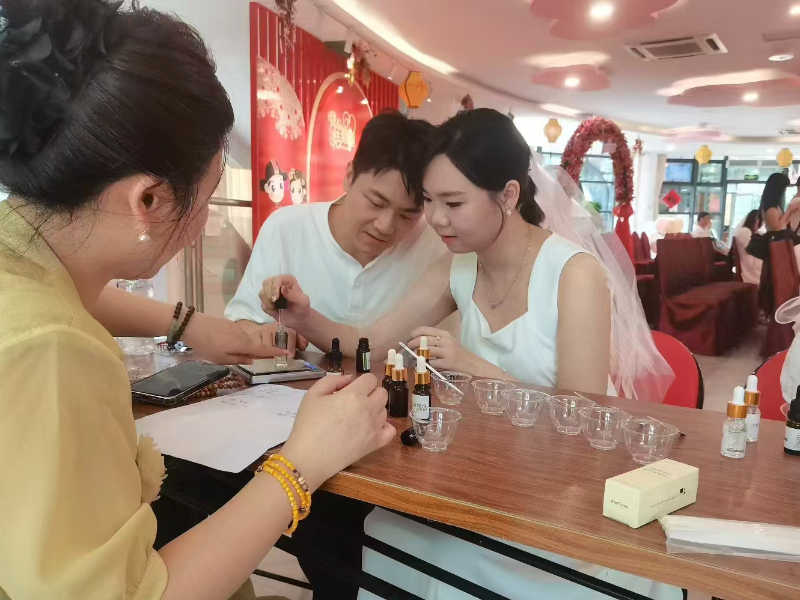 图:新人们亲手调配专属“缘定香”.jpg