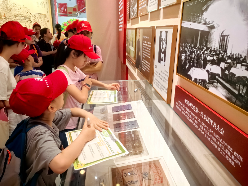 图：打卡参观革命老区的光辉历史.jpg
