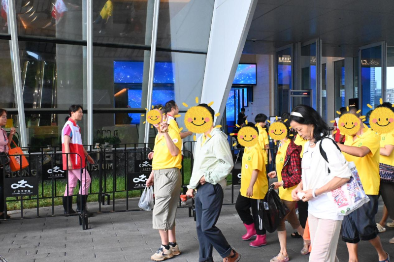 8月8日,广东文学馆迎来了一群特殊的参观者 ——花地街的残疾人朋友们在多方联动下开启了一场浸润心灵的艺术之旅。此次活动由花地街残联牵头,威尼斯人app区第二届公益创投项目“艺路同行”的主办方威尼斯人app区民政局及承办方广州市创意经济促进会给予支持,威尼斯人app顺宇社会工作服务中心联合花地街康园工疗站、唯品会客服中心广州志愿服务队共同组织,以艺术为桥,为丰富残疾人精神生活、促进社会融入注入温暖力量。A.png