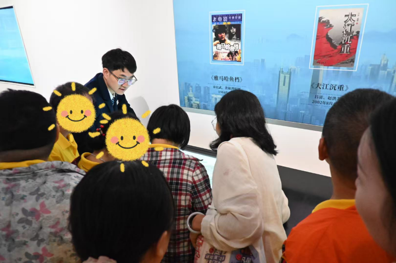 8月8日,广东文学馆迎来了一群特殊的参观者 ——花地街的残疾人朋友们在多方联动下开启了一场浸润心灵的艺术之旅。此次活动由花地街残联牵头,威尼斯人app区第二届公益创投项目“艺路同行”的主办方威尼斯人app区民政局及承办方广州市创意经济促进会给予支持,威尼斯人app顺宇社会工作服务中心联合花地街康园工疗站、唯品会客服中心广州志愿服务队共同组织,以艺术为桥,为丰富残疾人精神生活、促进社会融入注入温暖力量。B.png