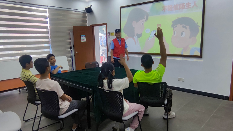(图:民警志愿者队青少年开展反诈宣传).jpg