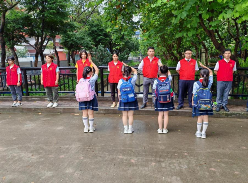 (图:康有为纪念小学的学生们向值守志愿者致敬).png