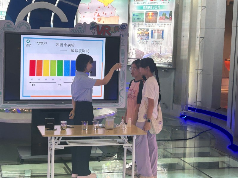 自来水工作人员现场跟小朋友进行小实验.jpg