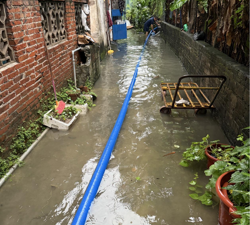 近日,居住在花地街小策社区大氹尾7号的居民通过花地街道12345政务服务便民热线发出紧急求助。居民反映,受持续降雨天气影响,该地址出现严重内涝情况,积水深度最高达50厘米,部分雨水出现倒灌现象导致屋内浸水,对其造成严重影响。居民希望相关部门迅速组织抽排水,消除险情。B.png