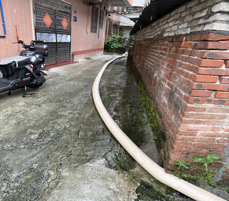 近日,居住在花地街小策社区大氹尾7号的居民通过花地街道12345政务服务便民热线发出紧急求助。居民反映,受持续降雨天气影响,该地址出现严重内涝情况,积水深度最高达50厘米,部分雨水出现倒灌现象导致屋内浸水,对其造成严重影响。居民希望相关部门迅速组织抽排水,消除险情。C.png