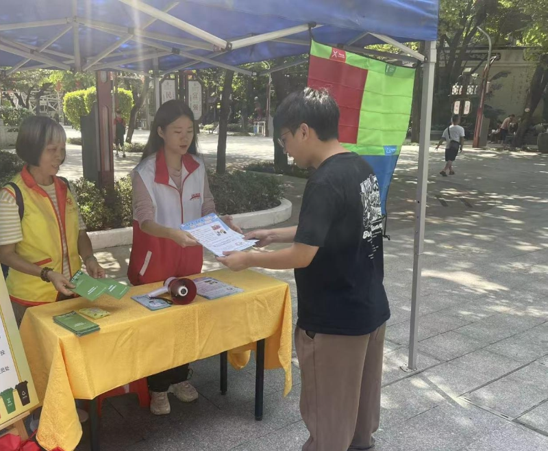 图一:志愿者们在文化公园进行科普宣传.jpg