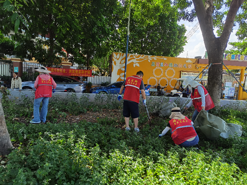 社区党员志愿者参与绿化带环境卫生清理行动.jpg