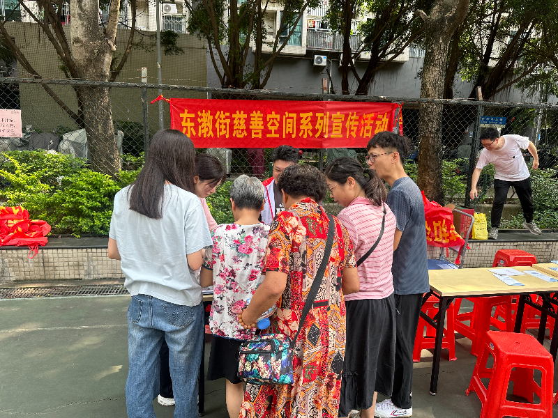 图:志愿者向居民讲解慈善相关法律法规.jpg