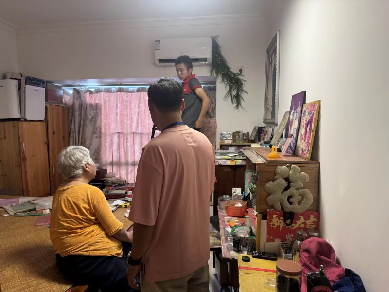 图:为高龄独居老人清洗空调.png