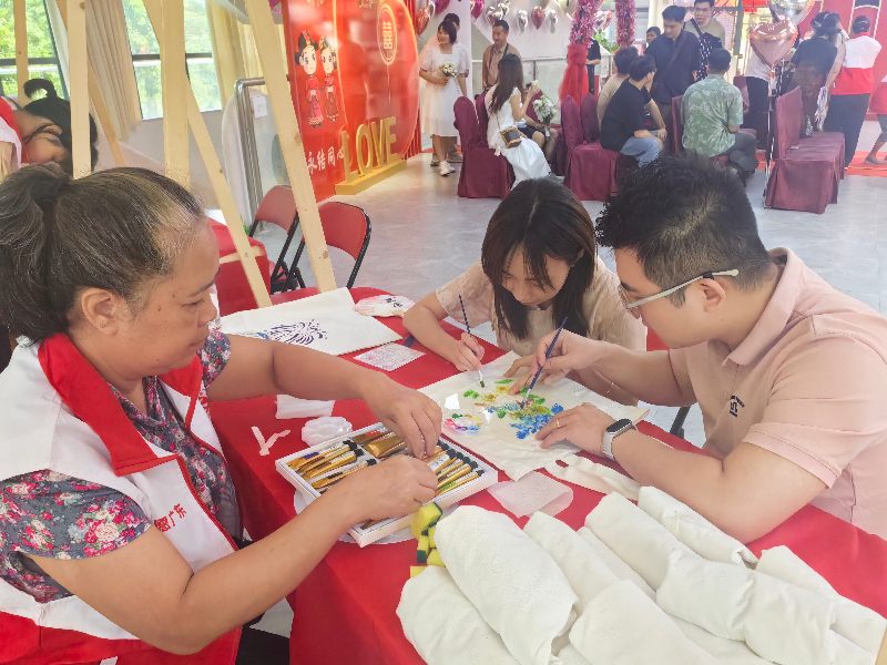 图:新人踊跃参与国风手作体验.jpg