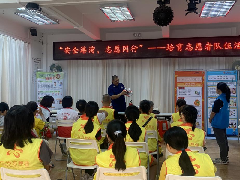图：岭南街道消防队员为志愿者讲授消防全知识.png