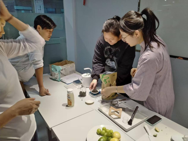 10月21日，花地街道党群服务中心联合艺鸿职业技能培训学校共同开展了羊城技能加油站“新式茶饮制作方法与技巧”专题技能培训活动，吸引了30余名社区居民参与B.png