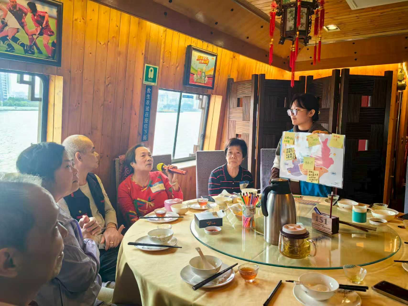 10月26日，花地街道计划生育协会联合广州市“双百工程”社工服务站与“暖心家园”志愿服务队及广东救援辅助队的志愿者，陪伴辖区内二十二位计生家庭，登上白鹅潭水上茶居，开展了一场以“秋日暖阳行&middot;游船叹茶话心声”为主题的重阳节关怀活动B.jpg