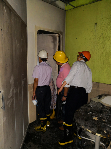 (图2:区应急管理局党组书记、局长黄汝灶同志带队到新光城市广场工地火灾现场督查)