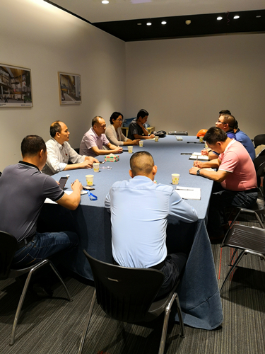 (图3:区应急管理局党组书记、局长黄汝灶主持火灾现场督查调研座谈会)