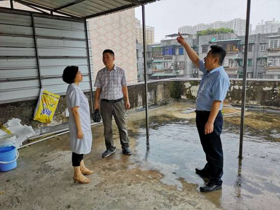 20180916 局领导带队到社区卫生服务中心督导防御台风工作