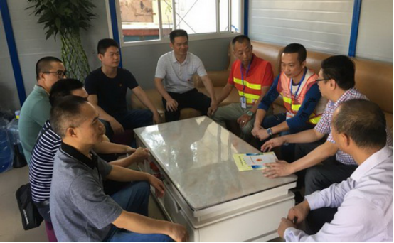 （图：在临时装卸点排查欺行霸市等违法行为）