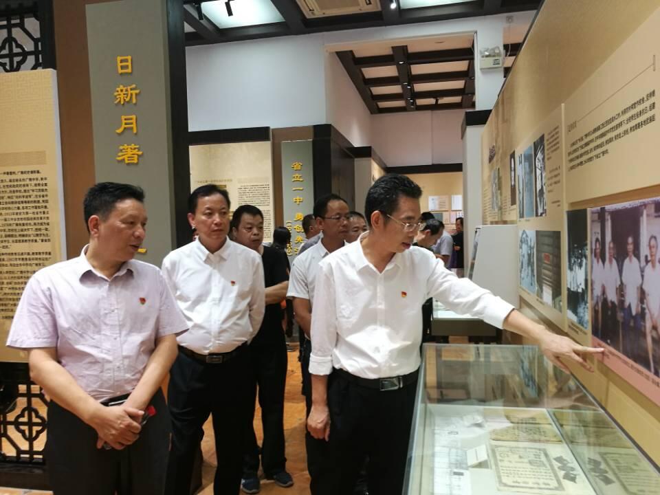 (图:区批导一组副组长和街领导班子成员细看“红色启蒙”)