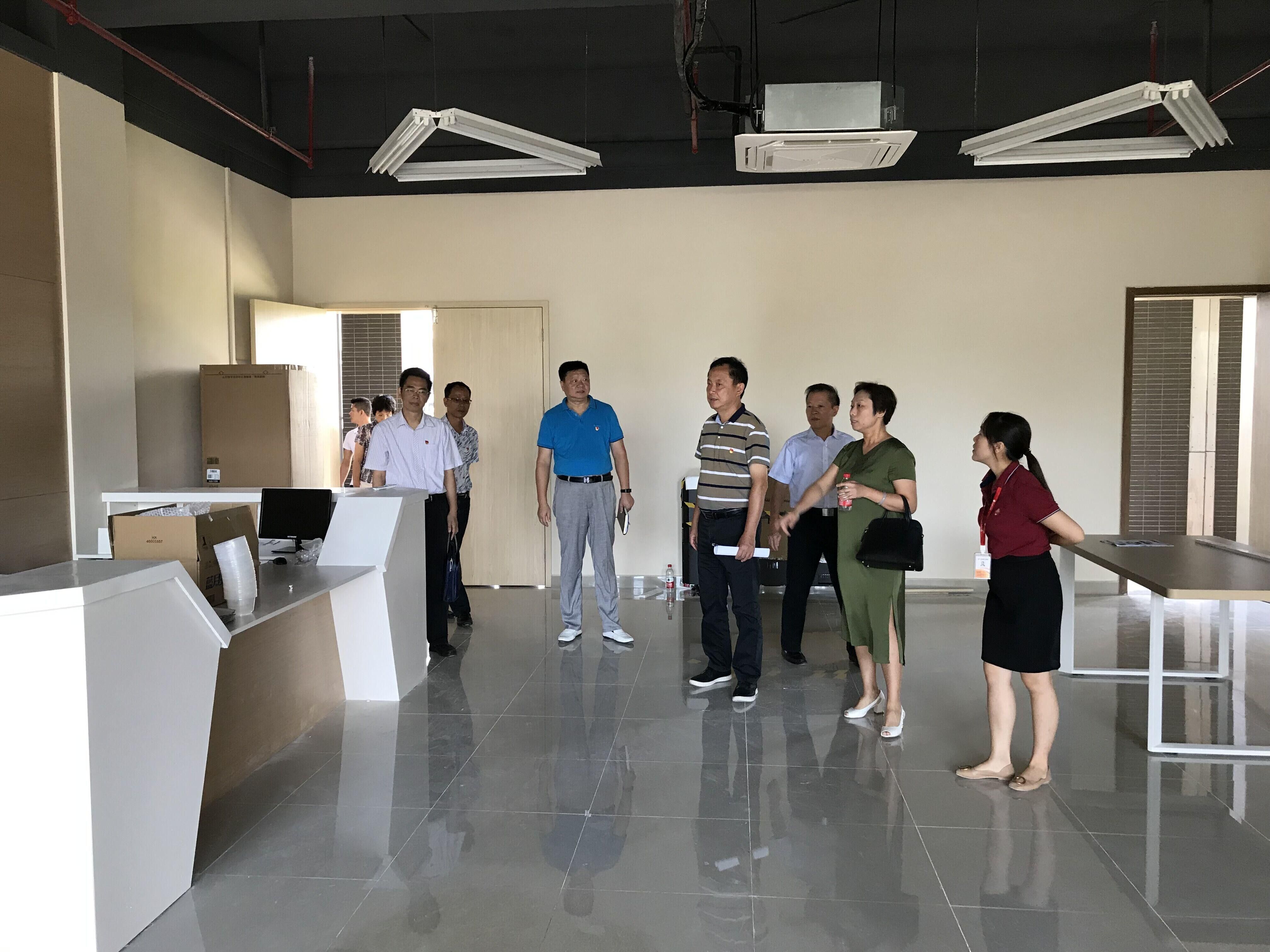 （图：西村街领导调研和苑社区居家养老项目现场）