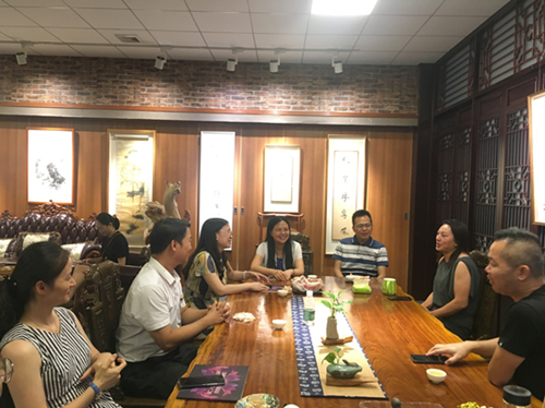 （图：区妇联调研组到东漖街企业调研）