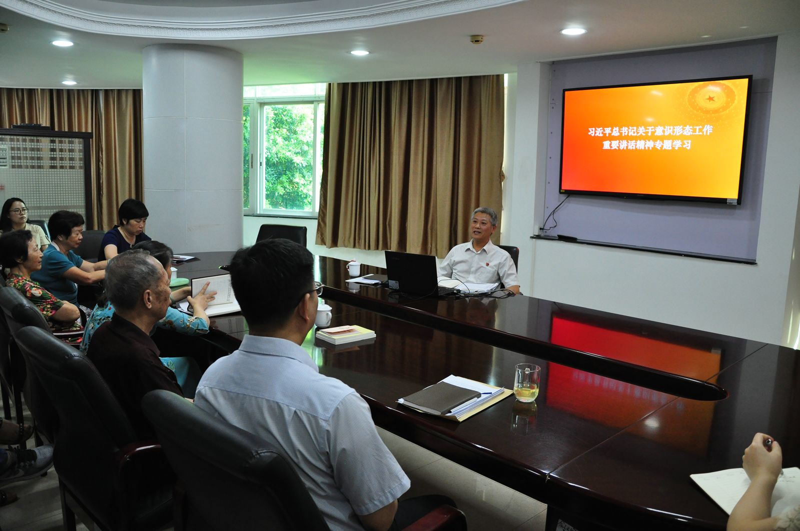局党组成员、副局长杨立新同志为全体党员干部上了一堂《建设具有强大凝聚力和引领力的社会主义意识形态》专题党课