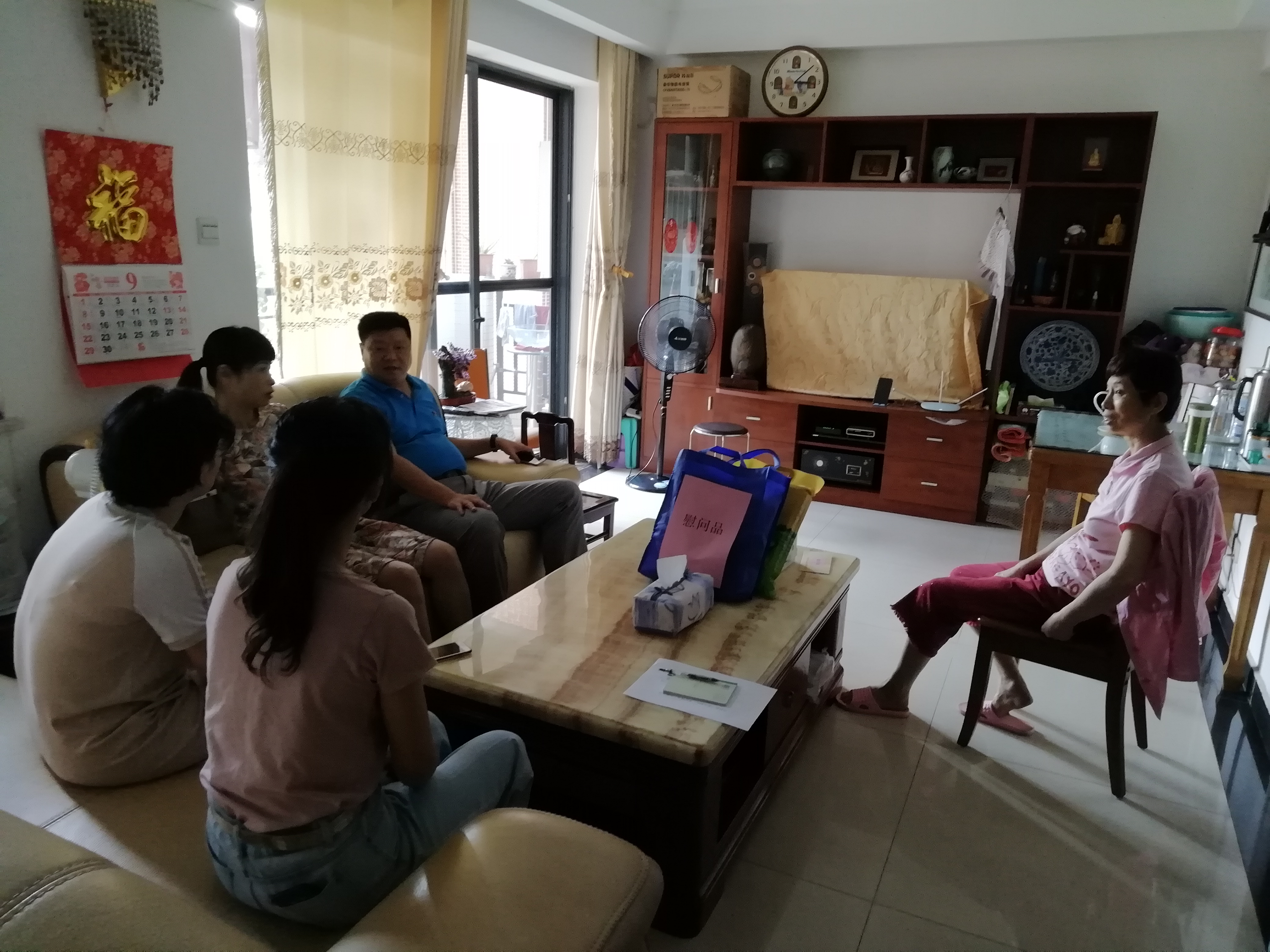 （图：西村街岭南湾畔社区党支部走访慰问省劳模吕佩贞）