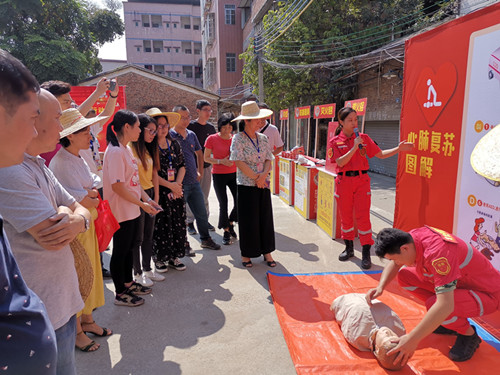 图2:安全培训讲师向党员群众讲授消防安全以及急救知识