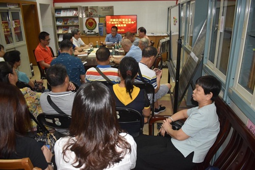 （图：昌华街党工委副书记郑先念到泮塘社区党总支讲“不忘初心、牢记使命”主题教育专题党课）