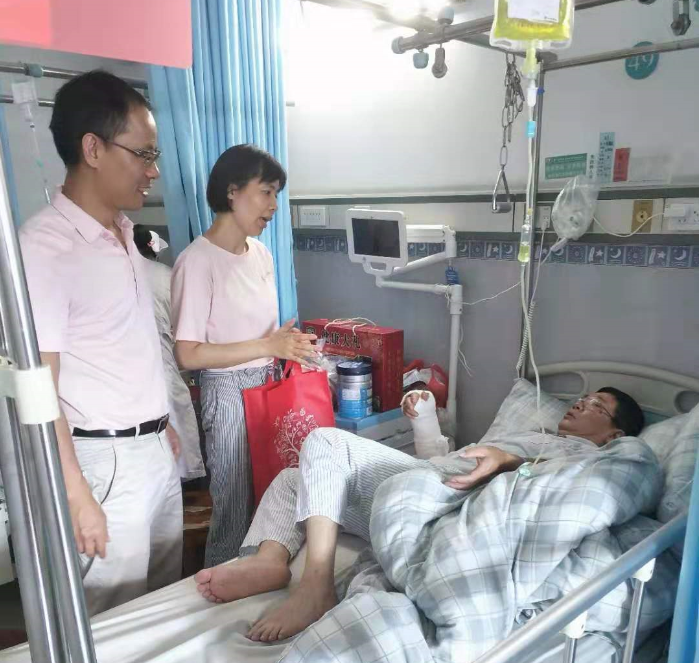 (图:西村街纪工委书记刘特畅探望住院党员)