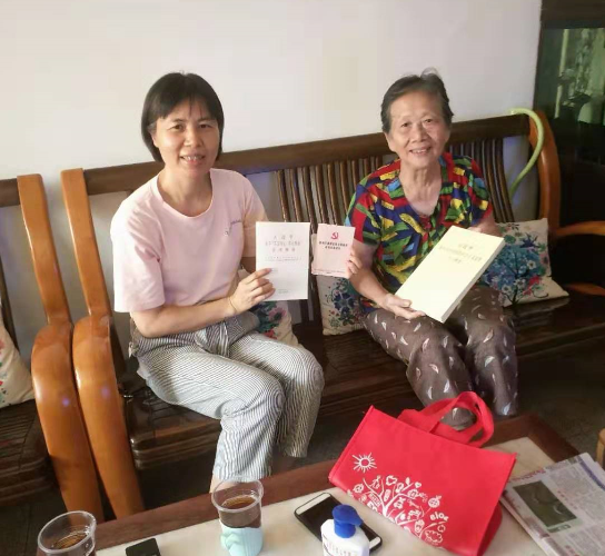 (图:西村街广雅社区党委书记为老党员送学上门)