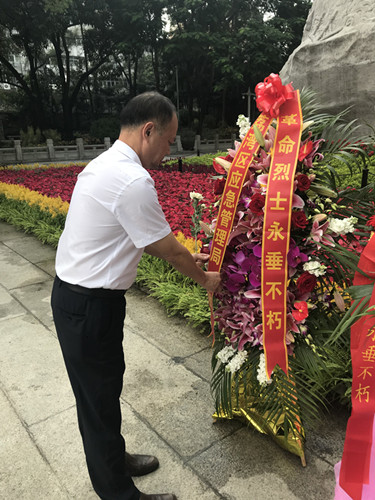 图3:向先烈敬献花篮