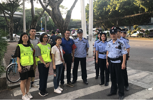 （图：昌华街党工委副书记郑先念带队走进辖内社区开展“不忘初心、牢记使命” 主题平安宣传活动）