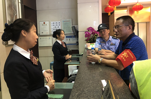 （图：昌华街党工委副书记郑先念带队走进辖内社区开展“不忘初心、牢记使命” 主题平安宣传）