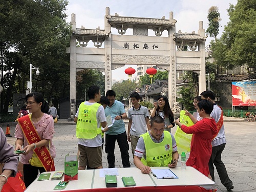 (图:昌华街结合“不忘初心、牢记使命”主题教育学习活动组织回社区报到在职的党员参加志愿服务活动中)