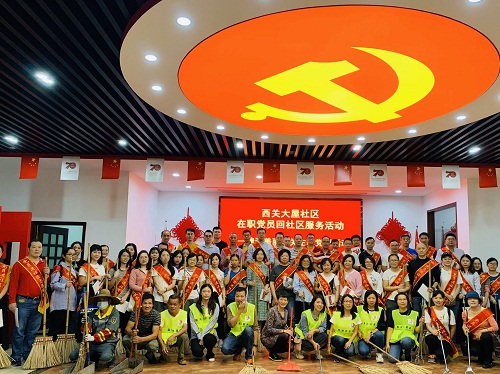 (图:昌华街西关大屋社区庞大的党员志愿者服务团队在党群服务中心合影)