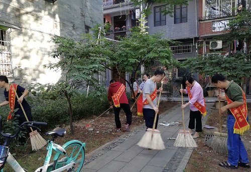 (图:在职党员们深入昌华街西关大屋社区街巷内清扫路面和清除垃圾死角,切实保障市民身心健康)